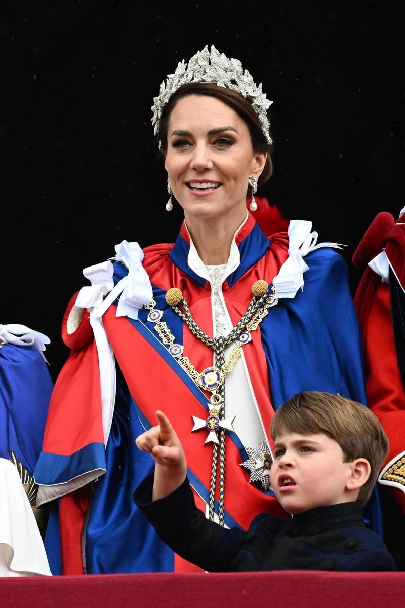 Kate Middleton y el príncipe Louis durante la coronación de Carlos III.