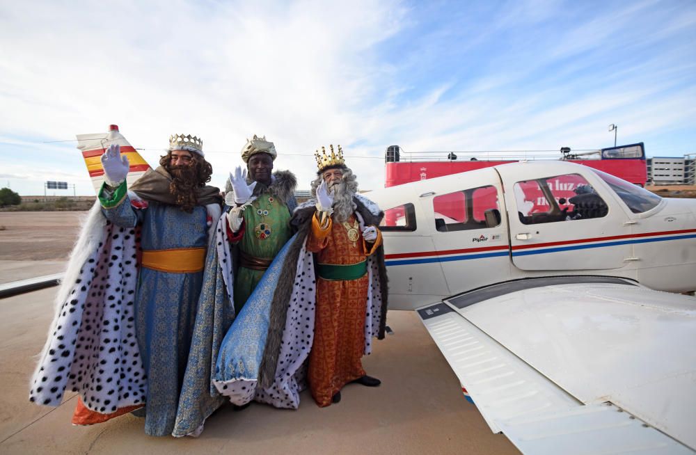 Los Reyes llegan a Murcia en avioneta