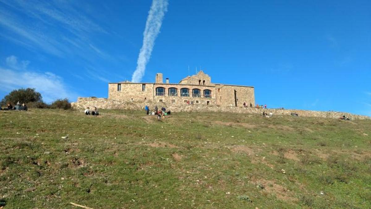 El restaurante La Mola se encuentra en un antiguo monasterio situado en la cima de la montaña más alta del Parque Natural de Sant Llorenç del Munt y el Obac