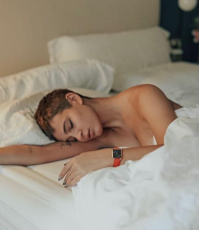 Laura Escanes posa sexy en la cama