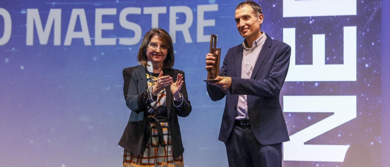 Fernando Maestre, con la rectora de la Universidad de Alicante, recogiendo el premio Importante del diario INFORMACIÓN el pasado mes de febrero.