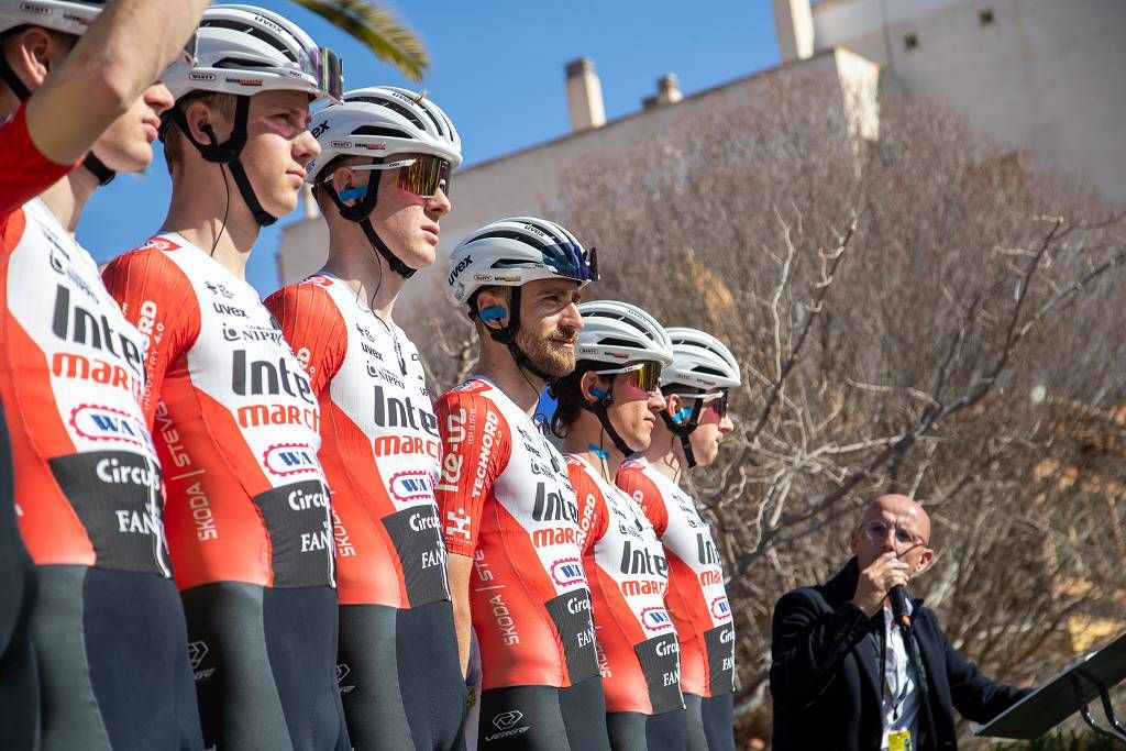 Vuelta Ciclista a Murcia: imágenes de la salida en Jumilla