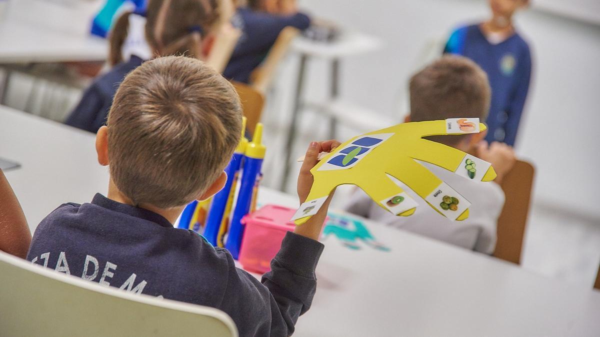 Un grupo de niños en un colegio.