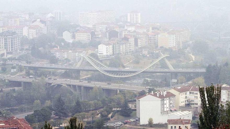 La ciudad permanecía en el día de ayer bajo los efectos de la polución ocasionada por los incendios forestales . // Iñaki Osorio