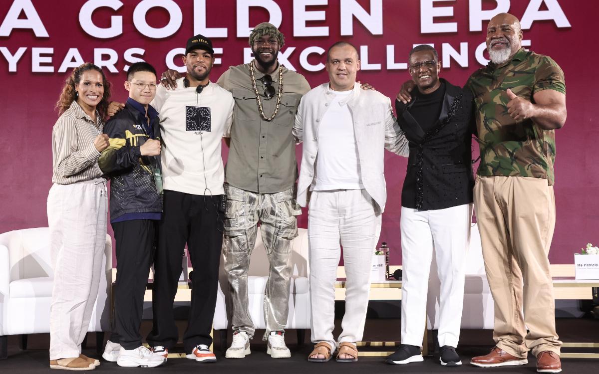 Umar Kremlev, rodeado de personalidades del boxeo