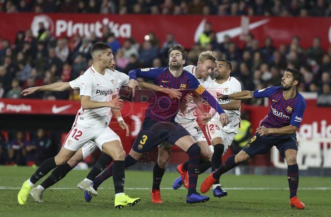 Sevilla FC, 2 - FC Barcelona, 0, Gerard Pique disputando el balón.