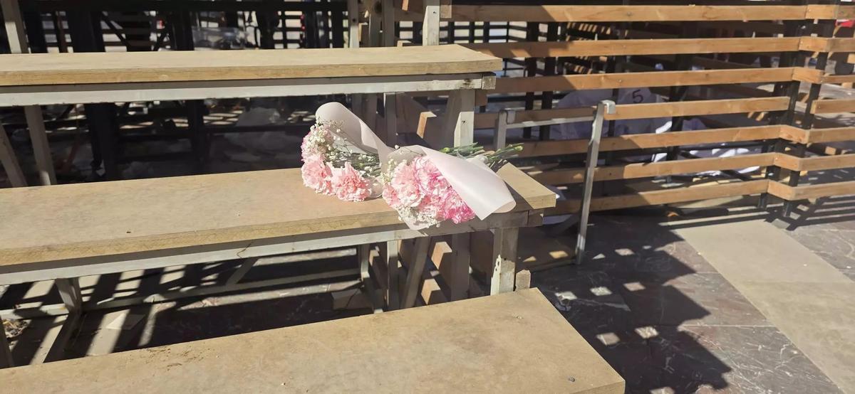 Flores anónimas a los pies del cadafal de la Virgen.