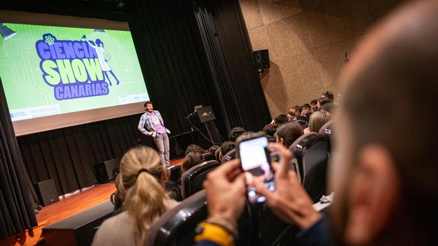 Ciencia en clave de humor: jóvenes de ocho institutos tinerfeños aprenden a través de monólogos