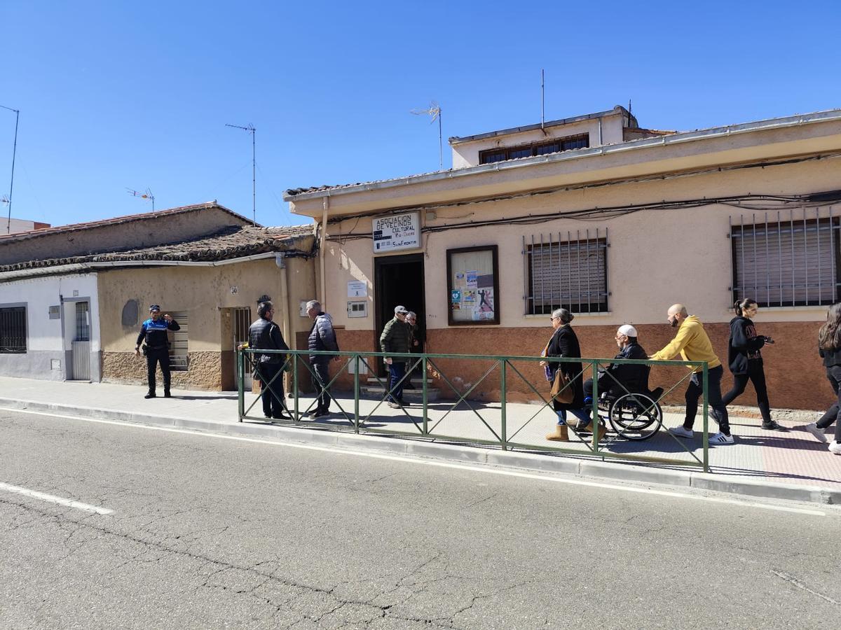 Una persona en silla de ruedas, en las inmediaciones del colegio electoral de San Frontis, cuando se dirigía a votar en él.