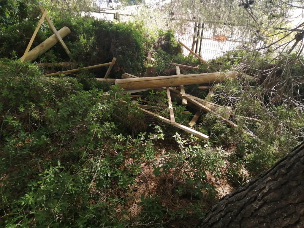 Algunas de las talanqueras de madera que han arrancado de los lugares donde habían sido colocadas.