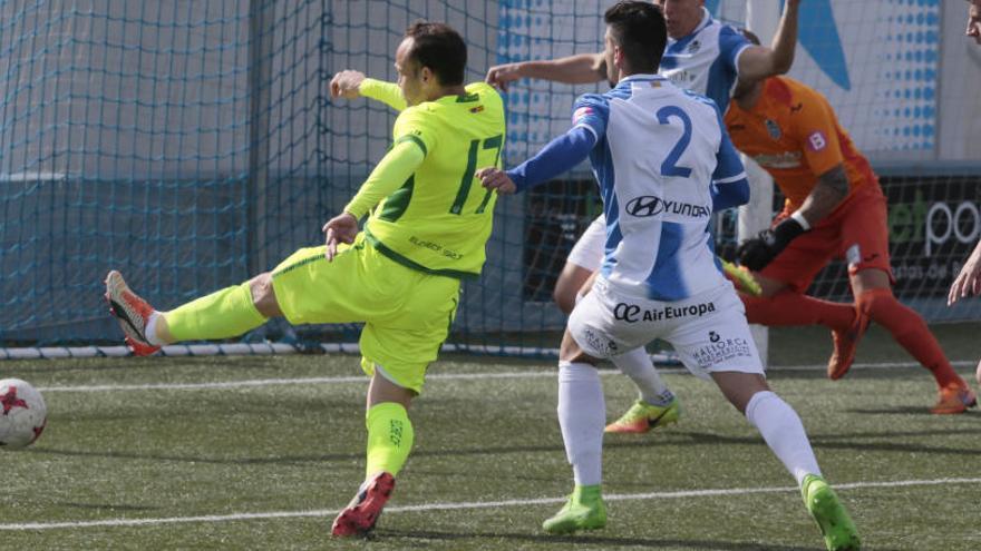 Nino, en el momento del disparo que significó el gol del empate del Elche