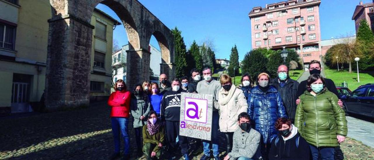 Internos y trabajadores del centro de apoyo a la integración en salud mental A Teyavana, junto al acueducto de los Pilares, en Oviedo.