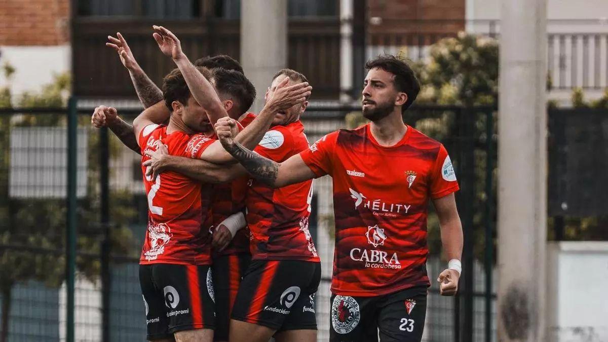 El CD Egabrense festeja un gol marcado al Montilla.