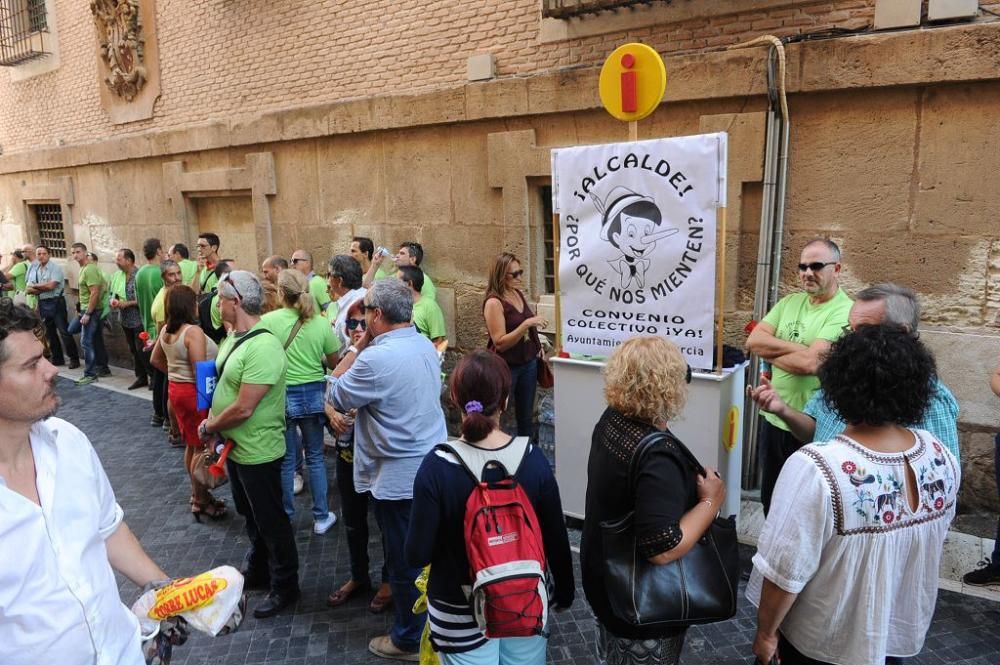 Pleno municipal con protesta