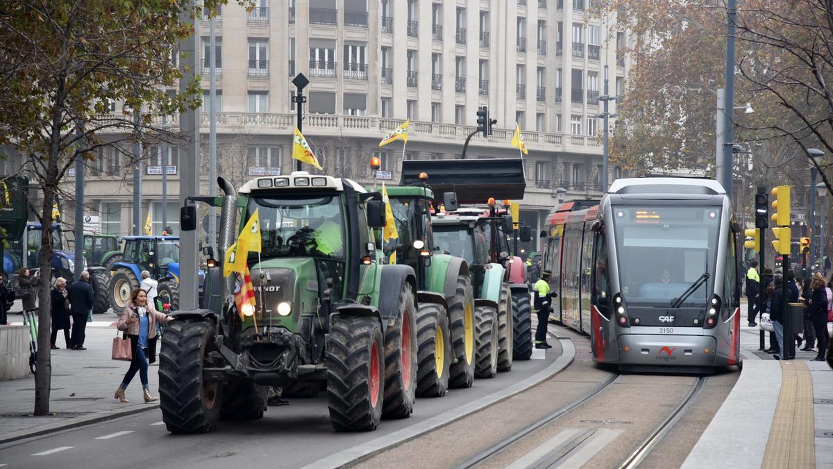 Tractorada protesta reciente de los agricultores aragoneses en el centro de Zaragoza.