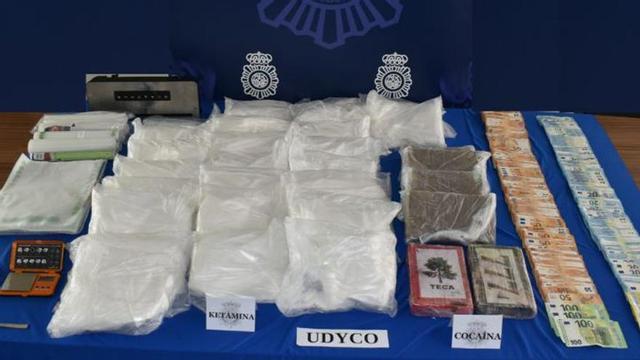Drogas y dinero intervenidos.