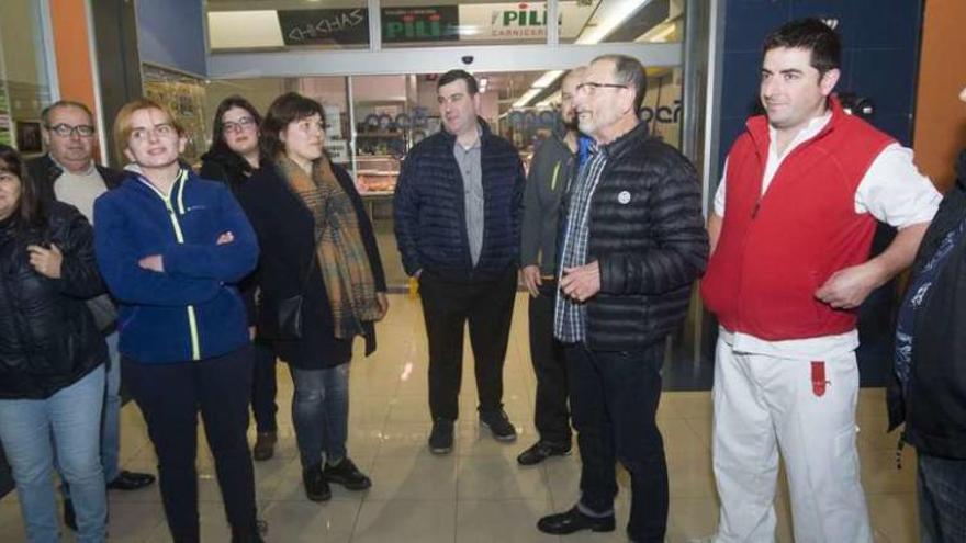 Representantes de los mercados coruñeses, ayer, en la plaza de Elviña.