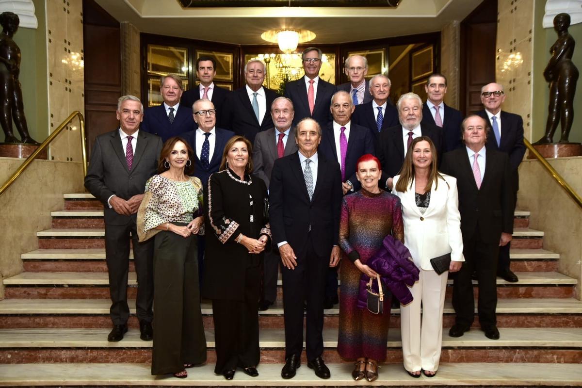 Miembros de la Academia Gastronómica. De izquierda a derecha y de arriba a abajo, Javier del Riego, Pablo Llinares, Mario Romero, Joaquin Jorge, Tomas Van de Walle, Lluis Serra, Juan Manuel Diaz Cremades, Juan Miguel Sanjuan, Carlos Estevez, Jaime Selga, Javier Chico de Guzmán, Ignacio Bernaldo de Quirós, Javier Guerrero, Fernando Canellada, Cristina Viera, Montse Marquez, Alfredo Montes, Isabel Garcia Bolta y Vanesa Delgado.