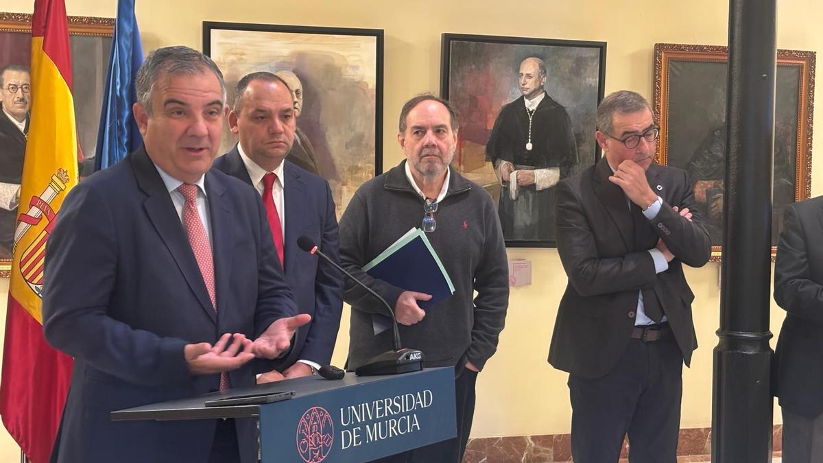 El consejero Juan María Vázquez, este lunes durante la presentación de los resultados de la encuesta sobre la 'Percepción Social de la Industria en la Región de Murcia'.