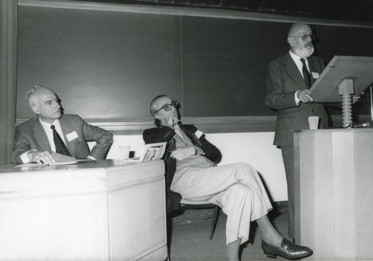 Josep Maria Llompart, en una intervención junto a Joan Fuster y Antoni M. Badia i Margarit, en el coloquio de la NACS en la Universidad de Toronto.