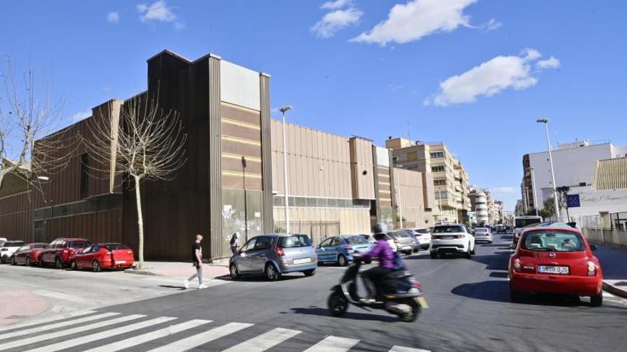 La antigua nave de Reeebok, situada en la calle Antonio Machado de el barrio de El Pla de Elche. | MATÍAS SEGARRA