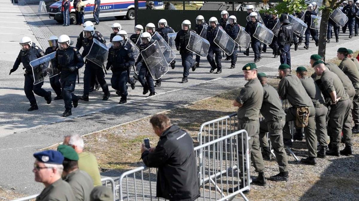 Militares y policías austriacos, durante el simulacro de control fronterizo en Spielfeld.