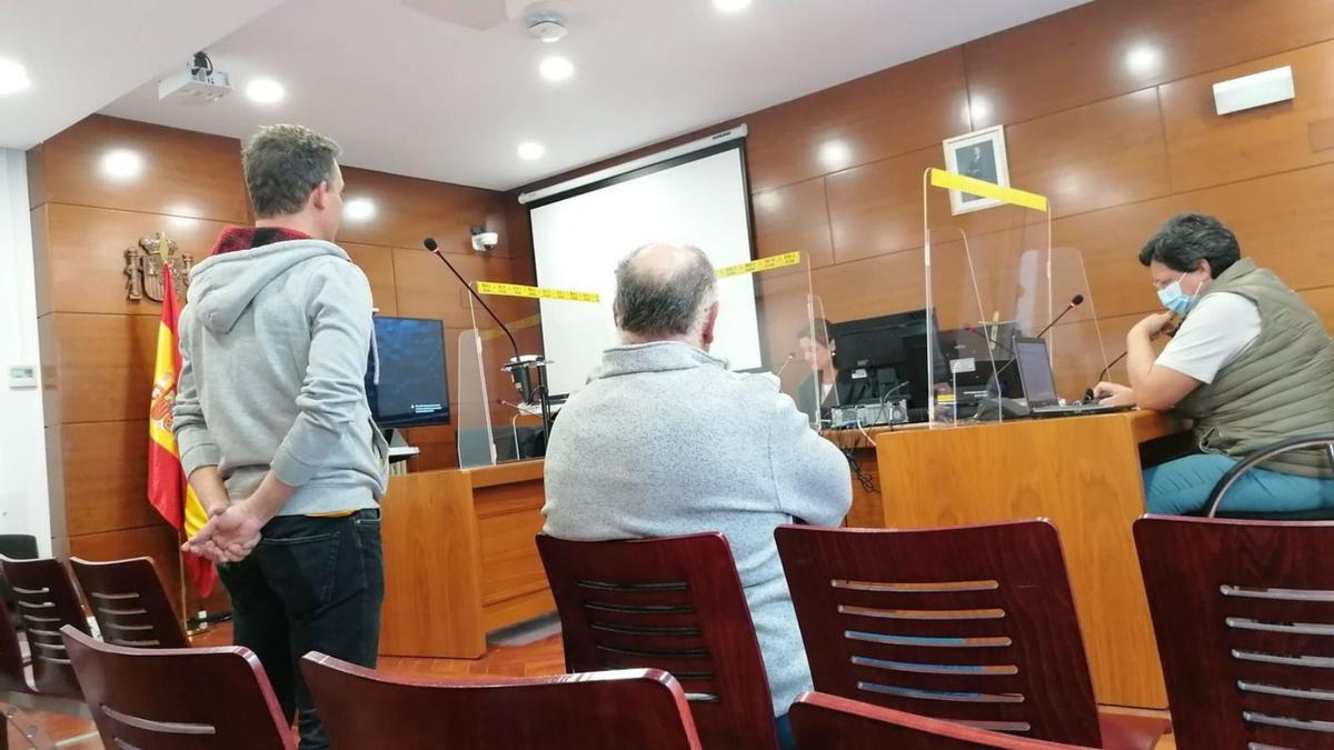 El imputado escucha a un testigo durante la celebración del juicio celebrado en la Audiencia. | S. A.