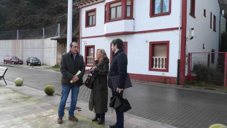 Fernando Goñi, Alicia Prendes y José Ramón Fernández, ayer en el paseo marítimo de Candás.