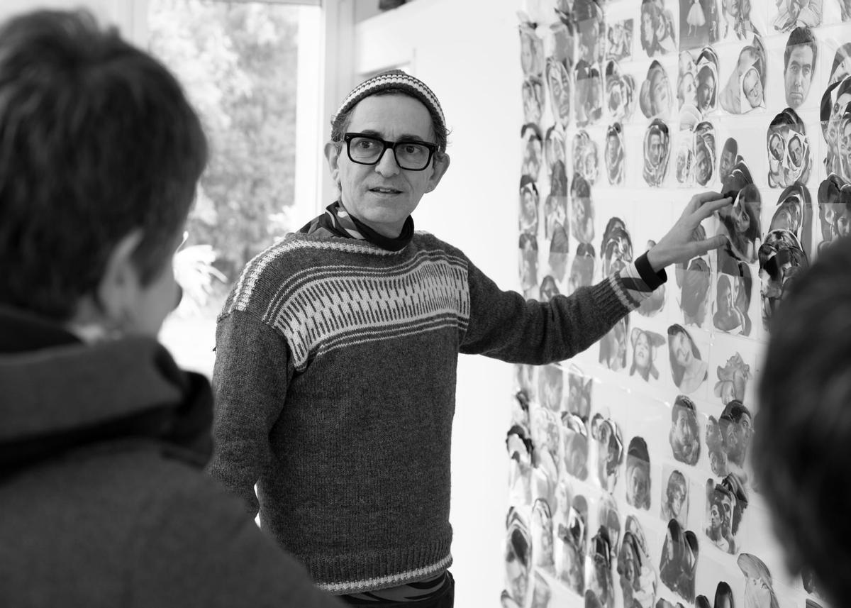 L'artista Gino Rubert mostrant el seu taller, a l'Escala.