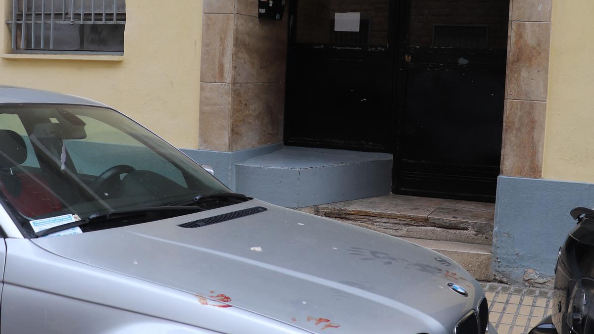 Manchas de sangre en el capó del coche a las puertas del domicilio donde se produjo el ataque