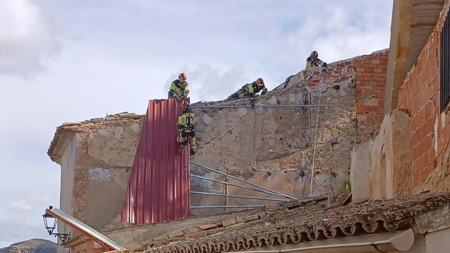 Bomberos de la Diputación de Teruel retiran un tejado de chapa en riesgo por el viento en Albalate