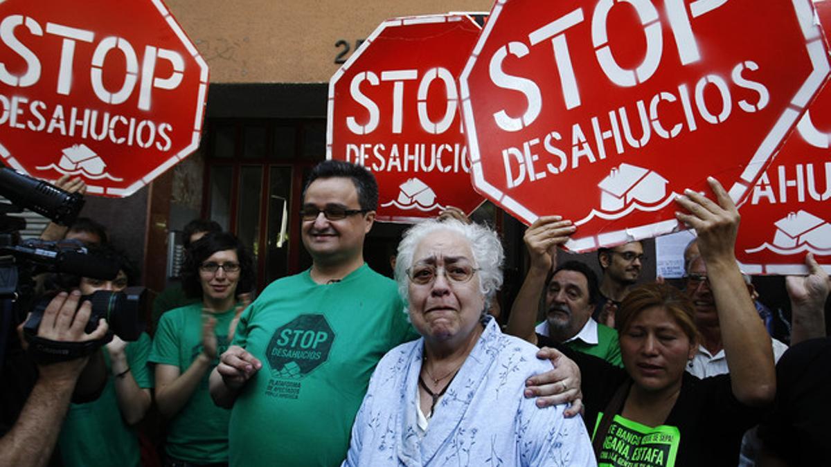 María Teresa Alsina y su hijo, David Colmenero, rodeados por activistas del movimiento contra los desahucios, esta mañana en Badalona.