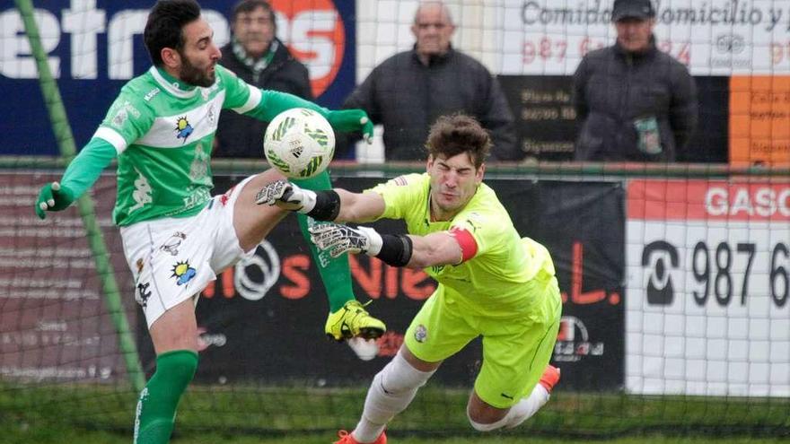 Actuación de Miguel ante un jugador del Astorga, ayer.