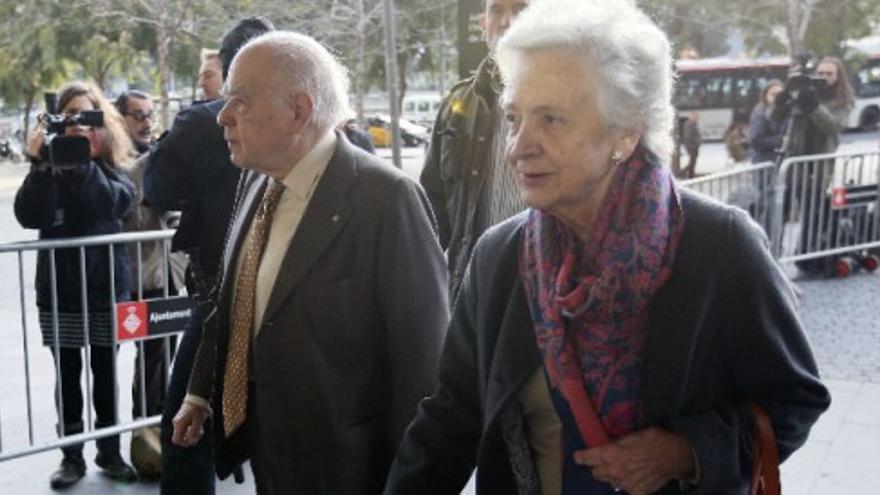 Jordi Pujol y su esposa llegan a los juzgados entre abucheos