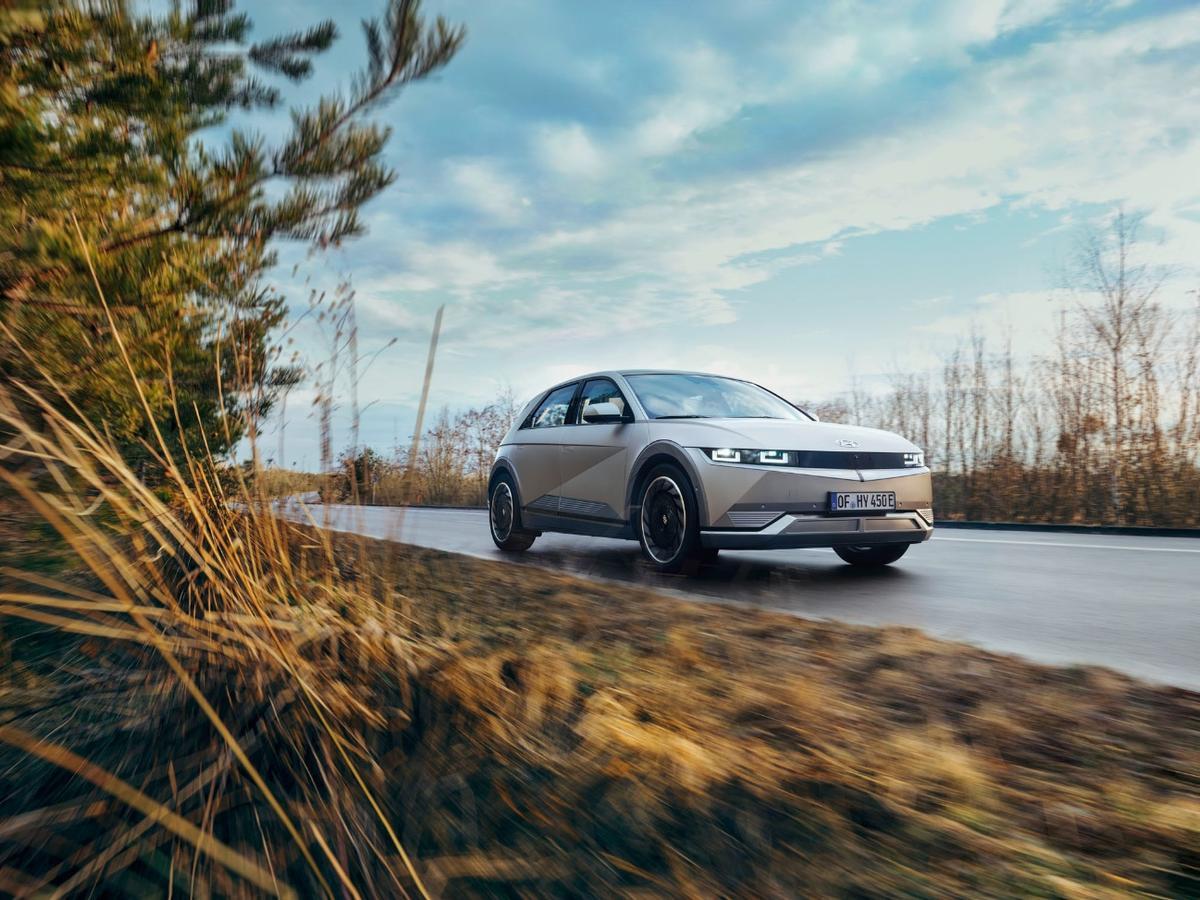 El IONIQ 5 destaca por su diseño rompedor, su amplio espacio interior y su sistema eléctrico de 800 voltios.