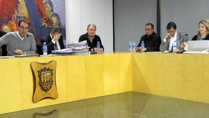 A l&#039;esquerra, l&#039;alcalde, Joan Carles Batanés, i, a la dreta, la cap de CiU, Mercè Casals, en un ple municipal