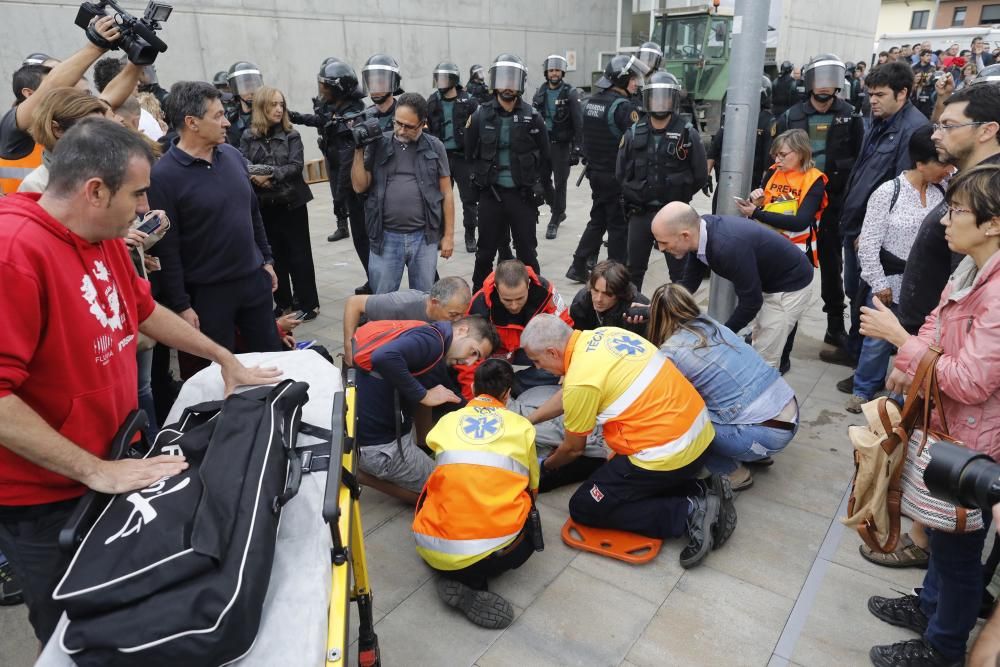 Guàrdia Civil i Policia Nacional desallotgen amb violència col·legis electorals gironins