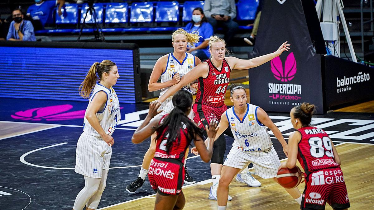 Parra orquestant una jugada ofensiva de les gironines durant el partit d’ahir. | A.NEVADO/FEB