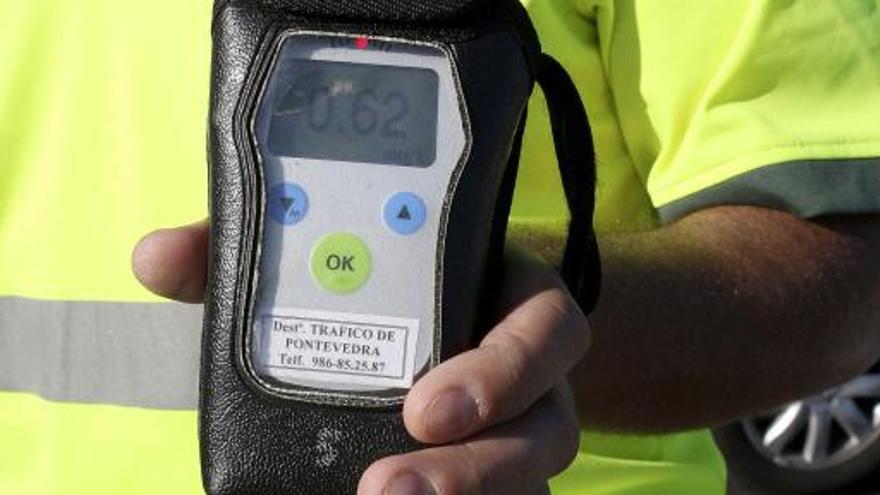 Un miembro de la Guardia Civil, con un alcoholímetro.