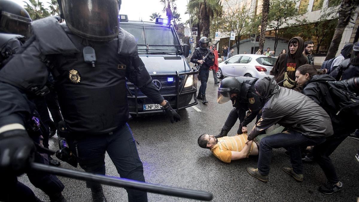 La Policía Nacional ha intentado desalojar a las personas concentradas ante el colegio electoral Ramon Llull.