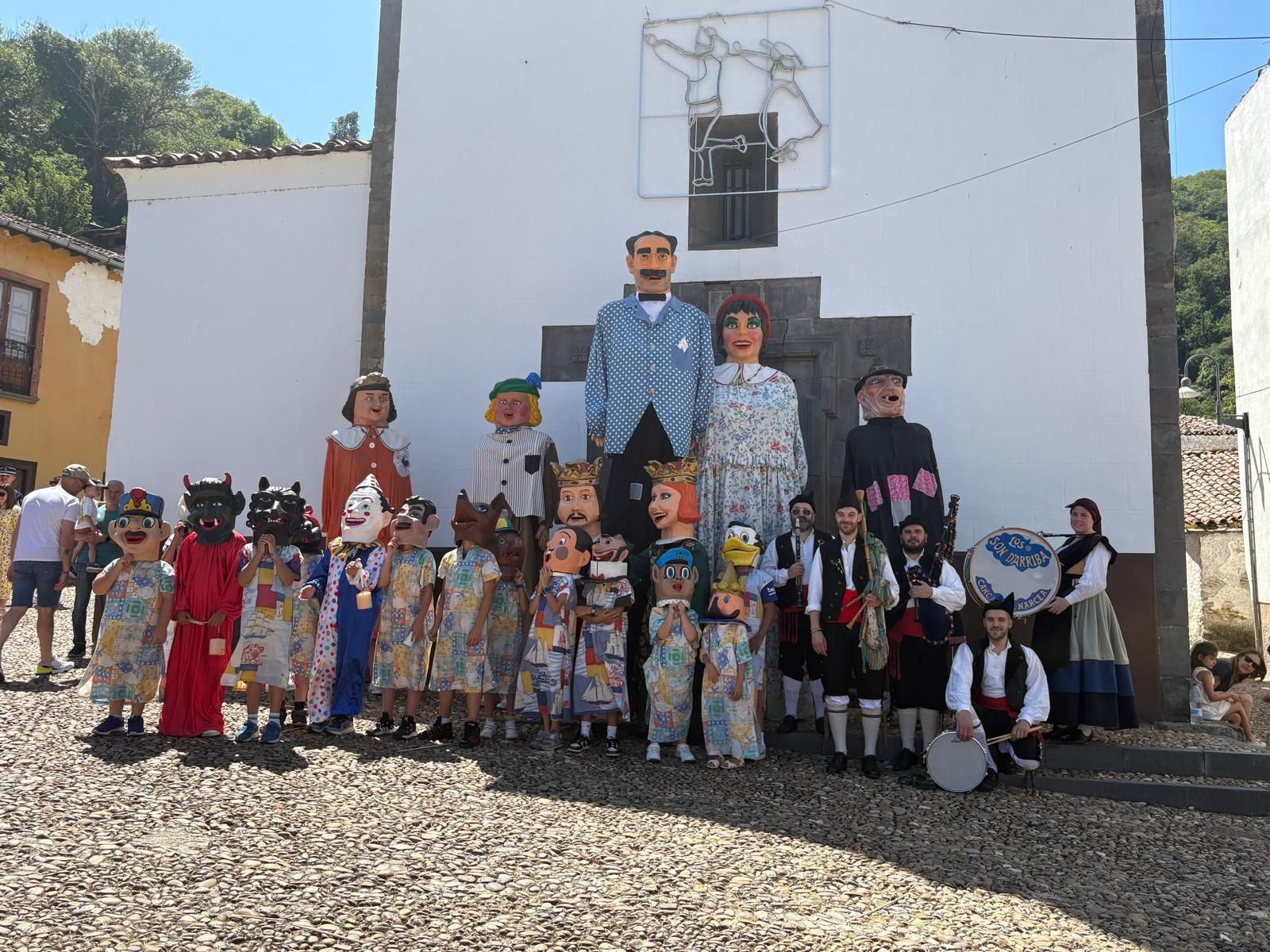 Los gigantes y cabezudos llenan de color y música Cangas del Narcea