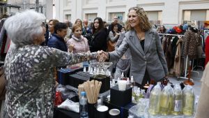 La infanta Elena saluda a una voluntaria en El Rastrillo de Nuevo Futuro.