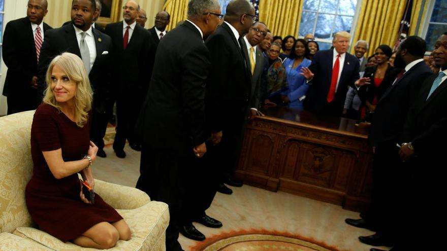 Kellyanne Conway, subida en el sofá con los zapatos puestos.