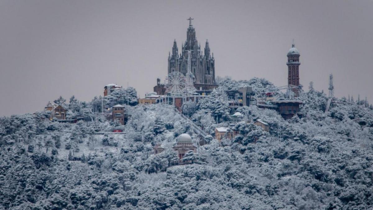 Barcelona amanece con el Tibidabo nevado