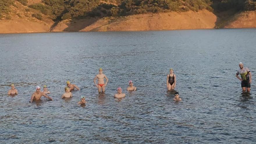 Triatletas y nadadores federados, en el pantano de Navallana