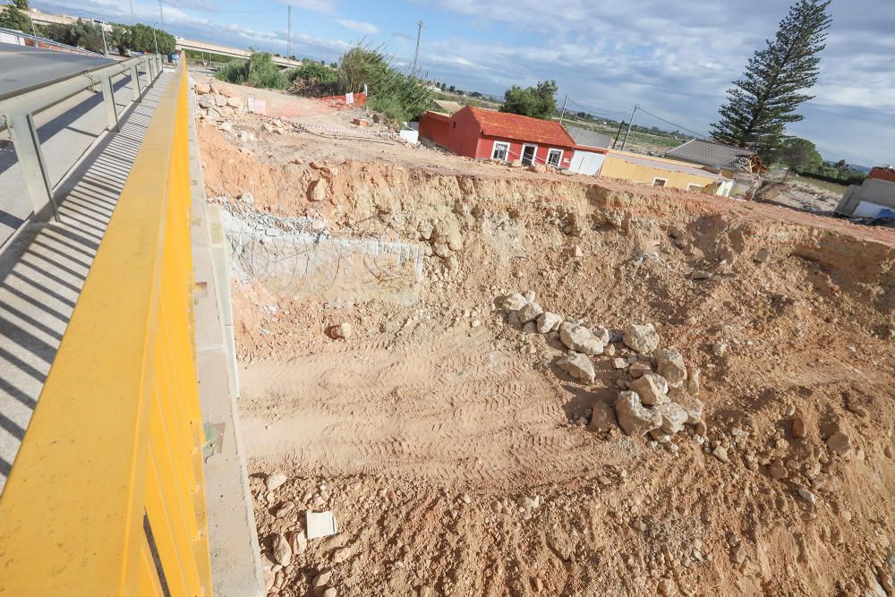 Obras de reparación de la CHS de la mota del río que cedió en Almoradí durante la DANA. Muchas de las zonas afectadas por el paso del agua siguen arrasadas