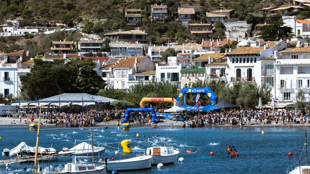 Más de 1.500 nadadores vencen a la tramontana en la Marnaton eDreams Cadaqués by Nescafé
