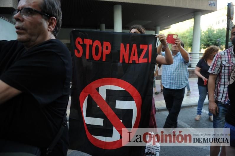 Concentración LGTBI en protesta por la manifestación neonazi del sábado