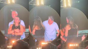 Una pareja de inflieles captados en un concierto de Coldplay en Boston