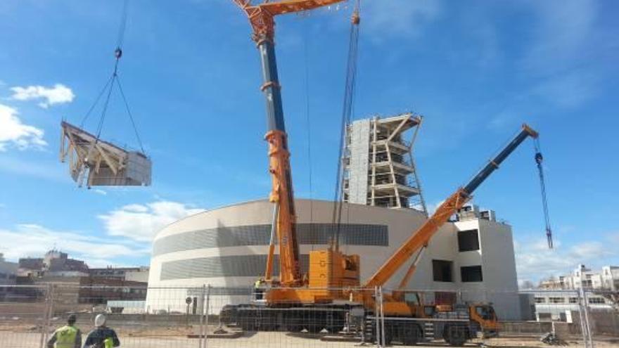 Una imagen del edificio «La Paloma», paralizado desde el año 2006 por los sobrecostes.